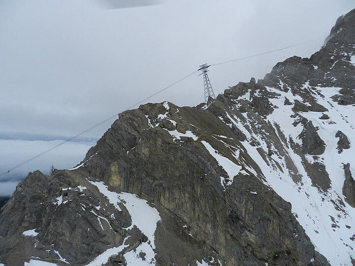 Der Mann verirrte sich am Dienstag beim Aufstieg auf die Zugspitze. Erst am Mittwochmorgen konnte der 25-Jährige gerettet werden.