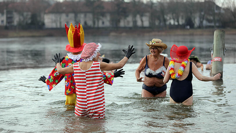 Die "Berliner Seehunde" beim Neujahrsschwimmen im Orankesee.