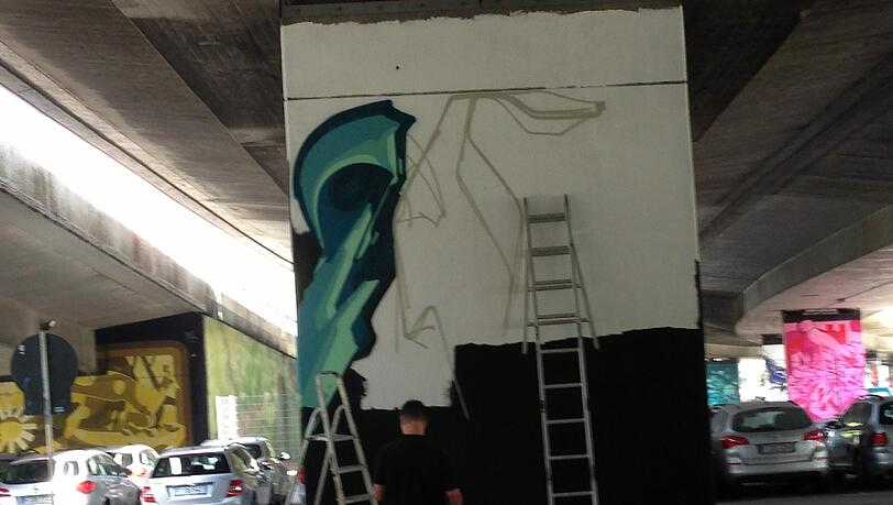 Umrauscht vom Verkehr: Der sanierte Teil der Donnersbergerbrücke wird mit Graffiti bemalt. Umrauscht vom Verkehr: Der sanierte Teil der Donnersbergerbrücke wird mit Graffiti bemalt.