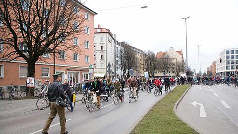 Ausnahmezustand an der Rosenheimer Straße bei der Radl-Demo am 1. März. Was dort passiert ist? Klicken Sie sich durch die Fotos.