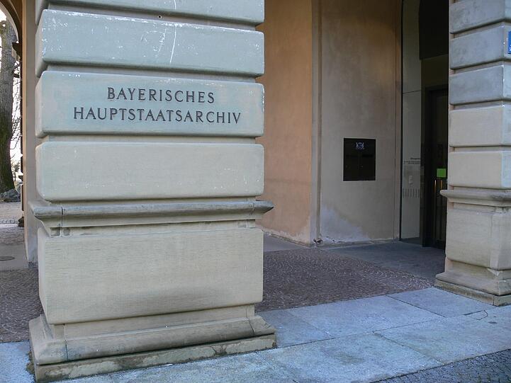 Der Eingang der Bayerischen Hauptstaatsarchivs in der Schönfeldstrße in der Maxvorstadt.