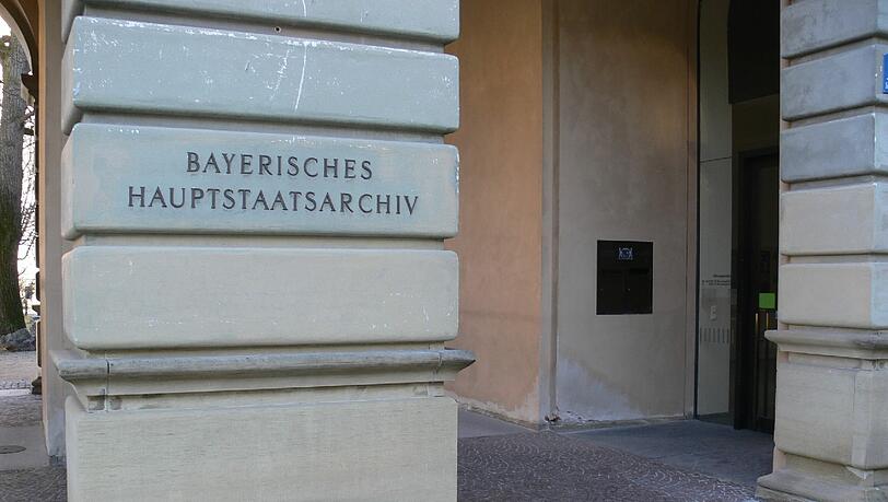 Der Eingang der Bayerischen Hauptstaatsarchivs in der Schönfeldstrße in der Maxvorstadt.