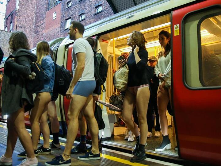 Bahnfahrer in London am jährlichen "No Pants Subway Ride".