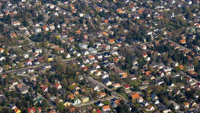 Eine Einfamilienhaussiedlung am südlichen Rand von Berlin. Seit Jahren zieht es Familien raus aus den Städten.