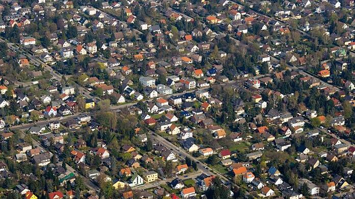 Eine Einfamilienhaussiedlung am südlichen Rand von Berlin. Seit Jahren zieht es Familien raus aus den Städten.