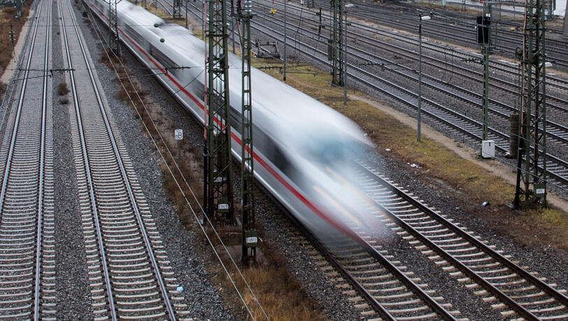 Ein ICE der Deutschen Bahn fährt am Hauptbahnhof in München ab. (Archivbild)
