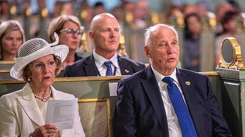 König Harald V. von Norwegen und Königin Sonja nehmen am Gottesdienst im Osloer Dom teil.