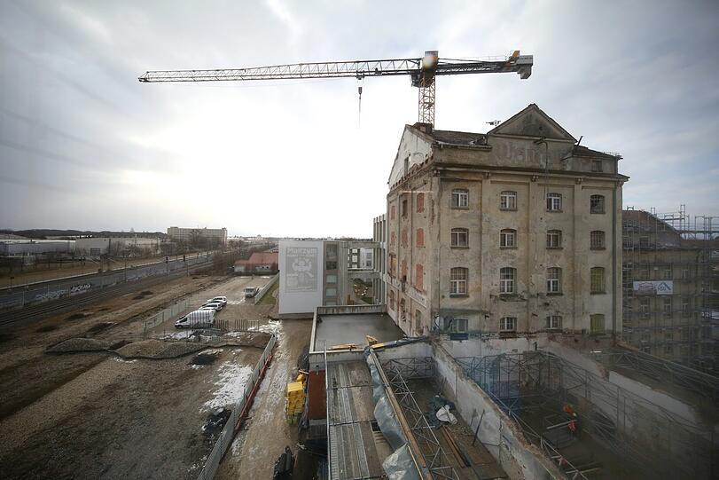 Die Alte Suppenwürze von 1902 in Allach, Teil der ehemaligen Diamalt-Fabrik, wird zu "The Malt" umgebaut. Vorne (ohne Dach) ist die ehemalige Werkshalle zu sehen.