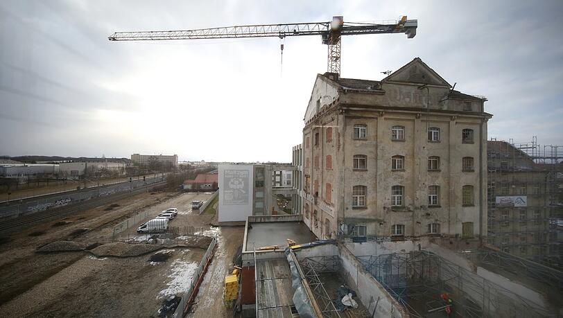 Die Alte Suppenwürze von 1902 in Allach, Teil der ehemaligen Diamalt-Fabrik, wird zu "The Malt" umgebaut. Vorne (ohne Dach) ist die ehemalige Werkshalle zu sehen. Die Alte Suppenwürze von 1902 in Allach, Teil der ehemaligen Diamalt-Fabrik, wird zu "The Malt" umgebaut. Vorne (ohne Dach) ist die ehemalige Werkshalle zu sehen.