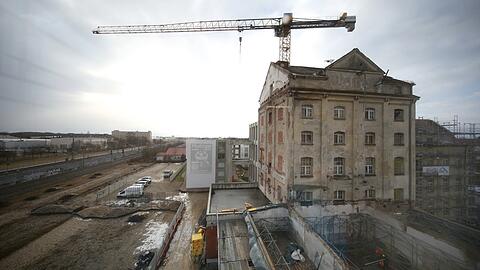 Die Alte Suppenwürze von 1902 in Allach, Teil der ehemaligen Diamalt-Fabrik, wird zu "The Malt" umgebaut. Vorne (ohne Dach) ist die ehemalige Werkshalle zu sehen.
