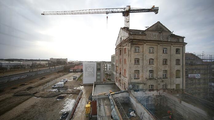 Die Alte Suppenwürze von 1902 in Allach, Teil der ehemaligen Diamalt-Fabrik, wird zu "The Malt" umgebaut. Vorne (ohne Dach) ist die ehemalige Werkshalle zu sehen.
