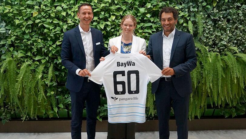 Daniela Krupkat (Mitte), Leiterin Corporate Marketing BayWa AG, mit Löwen-Geschäftsführer Marc-Nicolai Pfeifer und Wilson Pearce, Associate Director bei 1860-Vermarkter Infront.