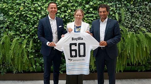 Daniela Krupkat (Mitte), Leiterin Corporate Marketing BayWa AG, mit Löwen-Geschäftsführer Marc-Nicolai Pfeifer und Wilson Pearce, Associate Director bei 1860-Vermarkter Infront.