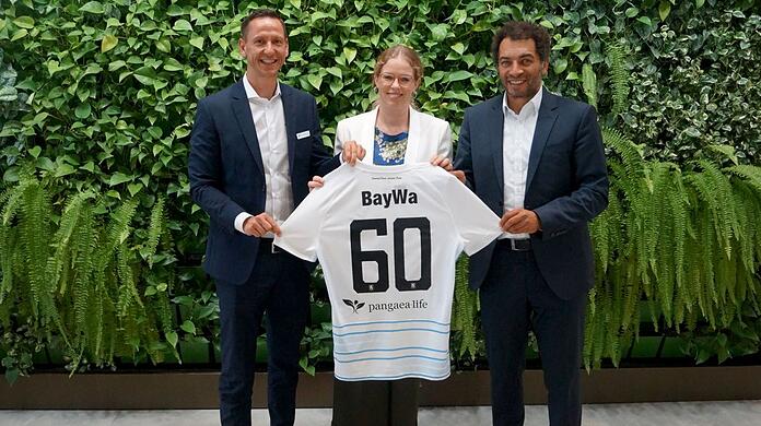 Daniela Krupkat (Mitte), Leiterin Corporate Marketing BayWa AG, mit Löwen-Geschäftsführer Marc-Nicolai Pfeifer und Wilson Pearce, Associate Director bei 1860-Vermarkter Infront.