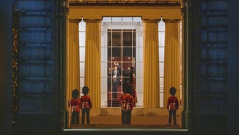 Ein erstes Foto von Dienstagnacht zeigt die Stimmung im Buckingham Palast.