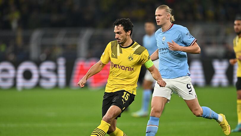 Dortmunds Mats Hummels spielt den Ball vor Manchesters Erling Haaland.