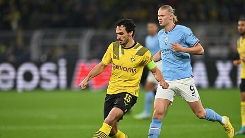 Dortmunds Mats Hummels spielt den Ball vor Manchesters Erling Haaland.