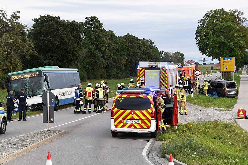 In Poing sind ein Kleinbus und ein Linienbus frontal zusammengestoßen.