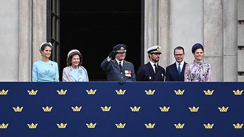 König Carl Gustaf (m.) mit Prinzessin Madeleine, Königin Silvia, Prinz Carl Philip, Prinz Daniel und Kronprinzessin Victoria. (v.l.n.r.)
