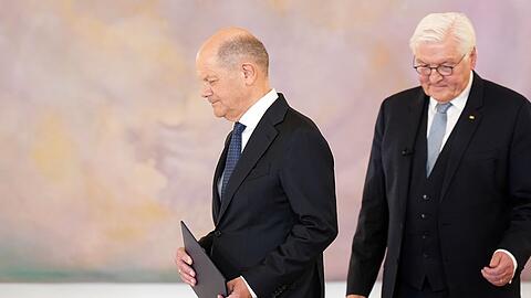 Die Entlassungsurkunde bekam Scholz schon im Schloss Bellevue. Am Dienstag wird wahrscheinlich sein Nachfolger Friedrich Merz dort seine Ernennungsurkunde erhalten.