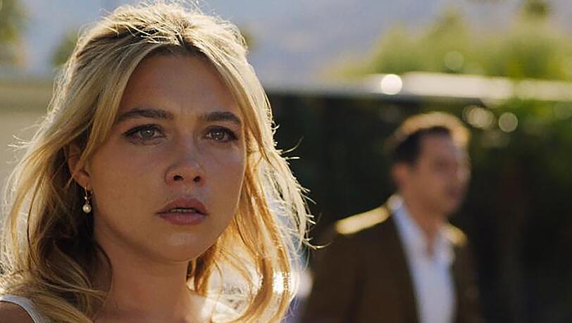 "Don't Worry Darling": Alice (Florence Pugh) merkt, dass in ihrer scheinbar idyllischen Wohngegend etwas nicht stimmt.