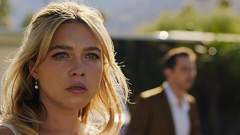 "Don't Worry Darling": Alice (Florence Pugh) merkt, dass in ihrer scheinbar idyllischen Wohngegend etwas nicht stimmt.