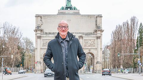 Helmut Eigner am M&uuml;nchner Siegestor. Zur Pensionierung durfte er gemeinsam mit seinen Kollegen per Ausnahmegenehmigung ganz oben auf dem ber&uuml;hmten Denkmal den Ausblick genie&szlig;en und kurz ansto&szlig;en.