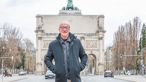 Helmut Eigner am M&uuml;nchner Siegestor. Zur Pensionierung durfte er gemeinsam mit seinen Kollegen per Ausnahmegenehmigung ganz oben auf dem ber&uuml;hmten Denkmal den Ausblick genie&szlig;en und kurz ansto&szlig;en.