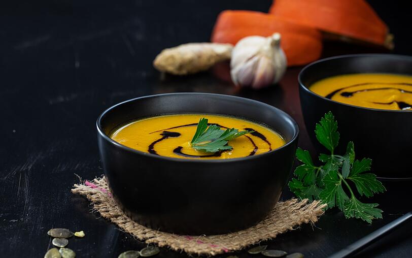 Und zu guter Letzt kommt sie doch noch, die Kürbissuppe. Denn auch wenn Sie sie vielleicht schon einige Male zubereitet haben - es gibt durchaus noch andere Varianten. Versuchen Sie die Kürbissuppe doch mal anders zu würzen, zum Beispiel mit Ingwer, Kokosmilch oder Koriander. Etwas deftiger können Sie die Suppe auch mit Shrimps, Würstchen oder Putenbruststreifen verfeinern. Und zu guter Letzt kommt sie doch noch, die Kürbissuppe. Denn auch wenn Sie sie vielleicht schon einige Male zubereitet haben - es gibt durchaus noch andere Varianten. Versuchen Sie die Kürbissuppe doch mal anders zu würzen, zum Beispiel mit Ingwer, Kokosmilch oder Koriander. Etwas deftiger können Sie die Suppe auch mit Shrimps, Würstchen oder Putenbruststreifen verfeinern.