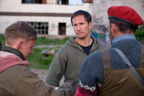 Undercover-Mann Rolf Haas (Benno Fürmann) wird an der neuen Grenze, die Deutschland teilt, aufgehalten.