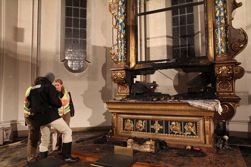 Bilder der Zerstörung. Der Altar in St. Michael brannte komplett ab.