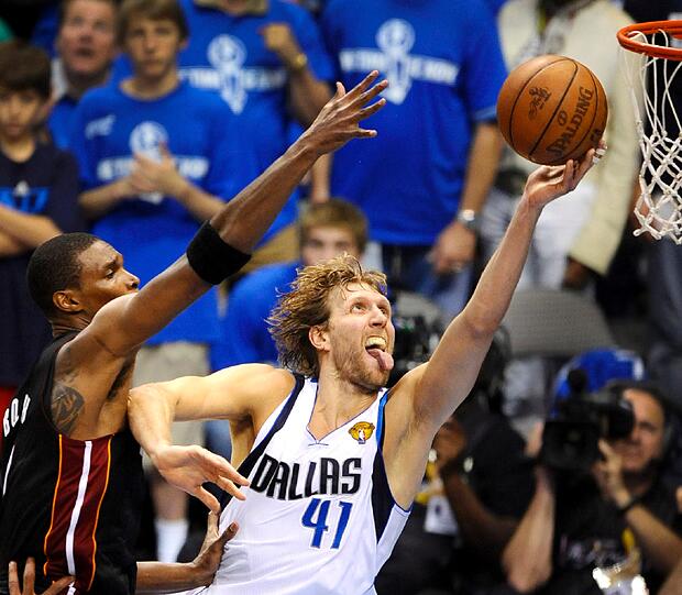 Dirk Nowitzki führt seine Dallas Mavericks zum dritten Sieg in der Best-of-Seven Serie. Die Mavs führen damit mit 3:2 gegen die Miami Heat.