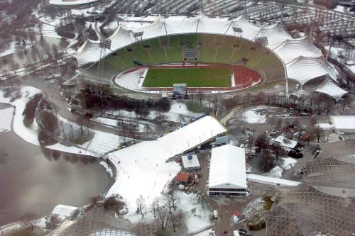 Blick von oben auf's Münchner Olympiastadion: Nur noch ein Mal soll hier zum Champions League-Finale der Damen ein Rollrasen verlegt werden. Danach gibt es einen Kunstrasen - für die Optik.