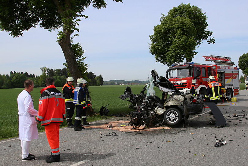 Das Auto ist vollkommen zerstört. Wieso der Fahrer mit seinem Fahrzeug gegen einen Baum prallte, ist bisher noch unklar.