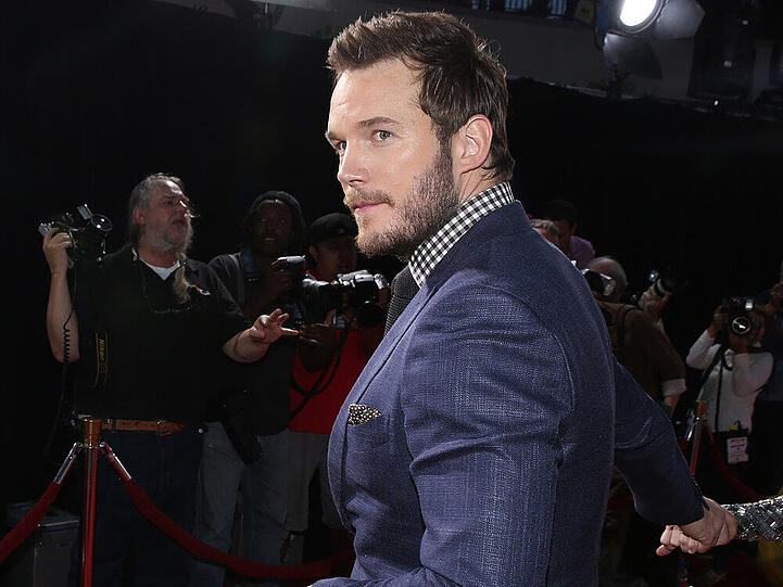 Chris Pratt zeigt den Dinos mutig die Stirn... zumindest im Film