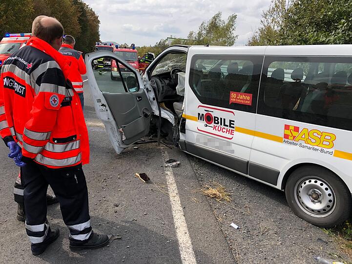 Schlimmer Unfall bei Coburg: Ein Schulbus ist dabei in den Gegenverkehr gerast - fünf Schulkinder wurden dabei schwer verletzt.