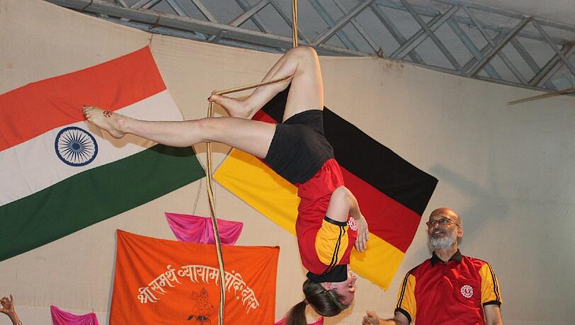 Die Kinder werden beim KJR-Kurs von einem indischen Yoga-Trainer vom Mallakhamb Centrum in Mumbai sowie von Ruth Anzenberger, die als einzige Nicht-Inderin von der Universität Mumbai als Mallakhamb-Trainerin zertifiziert wurde, unterrichtet. Die Kinder werden beim KJR-Kurs von einem indischen Yoga-Trainer vom Mallakhamb Centrum in Mumbai sowie von Ruth Anzenberger, die als einzige Nicht-Inderin von der Universität Mumbai als Mallakhamb-Trainerin zertifiziert wurde, unterrichtet.