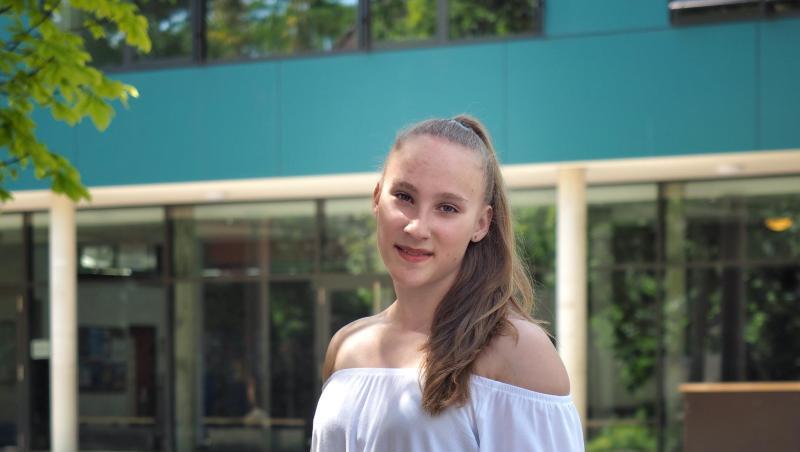 Niedersachsens jüngste Abiturientin Mandy Hoffmann steht mit Blumen in der Hand vor ihrer Schule. Mandy hat mit 14 Jahren das Abitur mit der Note 1,0 bestanden. Niedersachsens jüngste Abiturientin Mandy Hoffmann steht mit Blumen in der Hand vor ihrer Schule. Mandy hat mit 14 Jahren das Abitur mit der Note 1,0 bestanden.