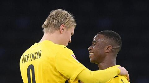 Vierfach-Torschütze Erling Haaland (l) jubelt mit Bundesliga-Debütant Youssoufa Moukoko.