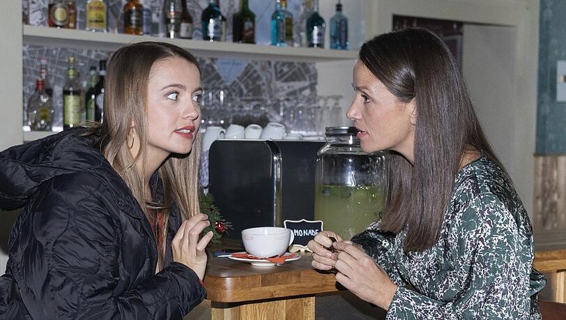"Alles was zählt": Lucie (l.) steckt Jenny wichtige Informationen über Dubois.