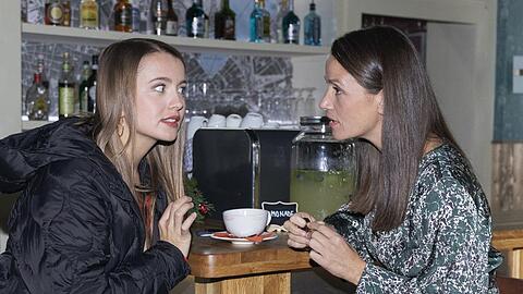 "Alles was zählt": Lucie (l.) steckt Jenny wichtige Informationen über Dubois.