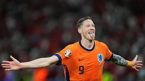 Lässt sich feiern: Wout Weghorst streckt vor Freude die Zunge raus.