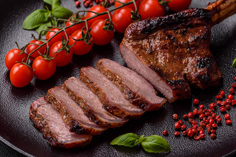 Ein Tomahawk-Steak ist ein großes Ribeye-Steak, das mitsamt dem Rippenknochen zugeschnitten wird (Symbolbild). Ein Tomahawk-Steak ist ein großes Ribeye-Steak, das mitsamt dem Rippenknochen zugeschnitten wird (Symbolbild).