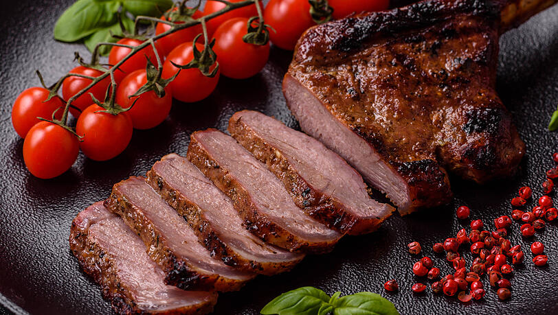 Ein Tomahawk-Steak ist ein großes Ribeye-Steak, das mitsamt dem Rippenknochen zugeschnitten wird (Symbolbild). Ein Tomahawk-Steak ist ein großes Ribeye-Steak, das mitsamt dem Rippenknochen zugeschnitten wird (Symbolbild).