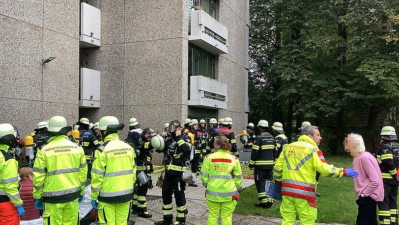 Einsatzkräfte der Rettungsdienste betreuten die Hausbewohner während der Löschmaßnahmen.