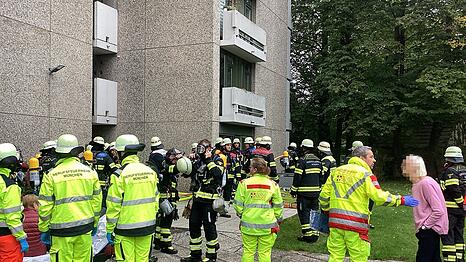Einsatzkräfte der Rettungsdienste betreuten die Hausbewohner während der Löschmaßnahmen.