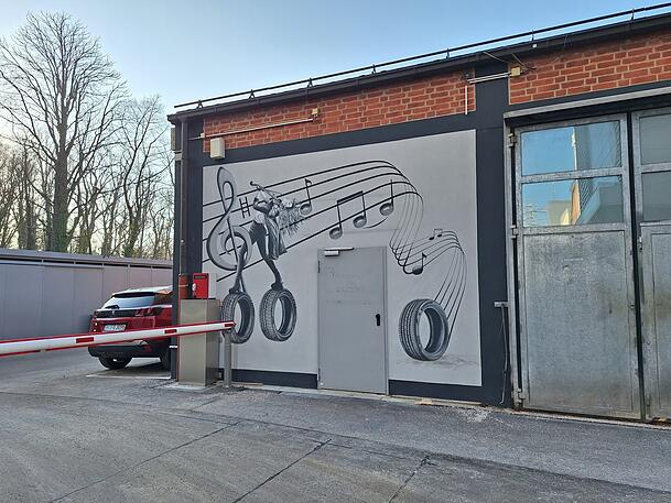 Eine Wandmalerei preist noch die friedliche Koexistenz zwischen dn Kfz-Betrieben und der Kultur auf dem Gel&auml;nde des Gasteig-Interims. Aber die gek&uuml;ndigte Reifenfirma hat l&auml;ngst zugemacht.