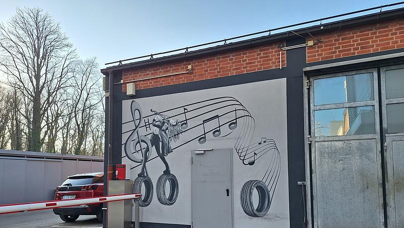 Eine Wandmalerei preist noch die friedliche Koexistenz zwischen dn Kfz-Betrieben und der Kultur auf dem Gel&auml;nde des Gasteig-Interims. Aber die gek&uuml;ndigte Reifenfirma hat l&auml;ngst zugemacht.