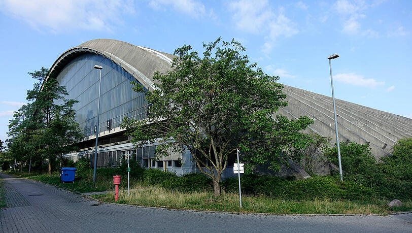 Die ehemalige Paketposthalle in M&uuml;nchen an der Arnulfstrasse soll k&uuml;nftig f&uuml;r f&uuml;r Kulturveranstaltungen genutzt werden und hei&szlig;t nun Pineapple Park.