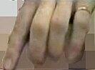 Finger des Täters mit Ring